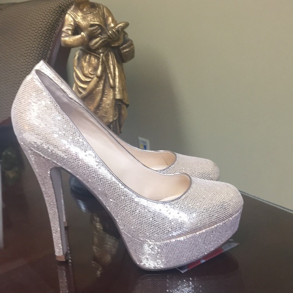 Aldo pump glitter leather interior. - Picture 2 of 6